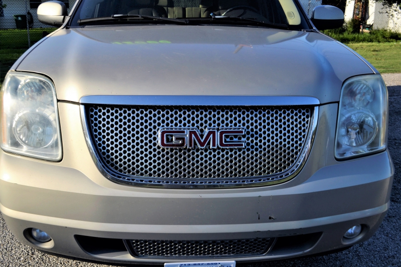 concession-ST CYR SUR MER-min_gmc-yukon-truck-grill-2828425